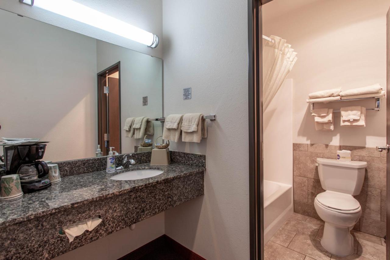 Walden North Park Inn & Suites מראה חיצוני תמונה